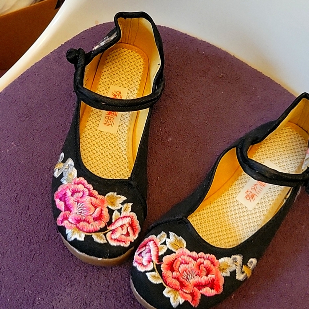 Sz 9 cute embroidery slippers,  flats, never worn